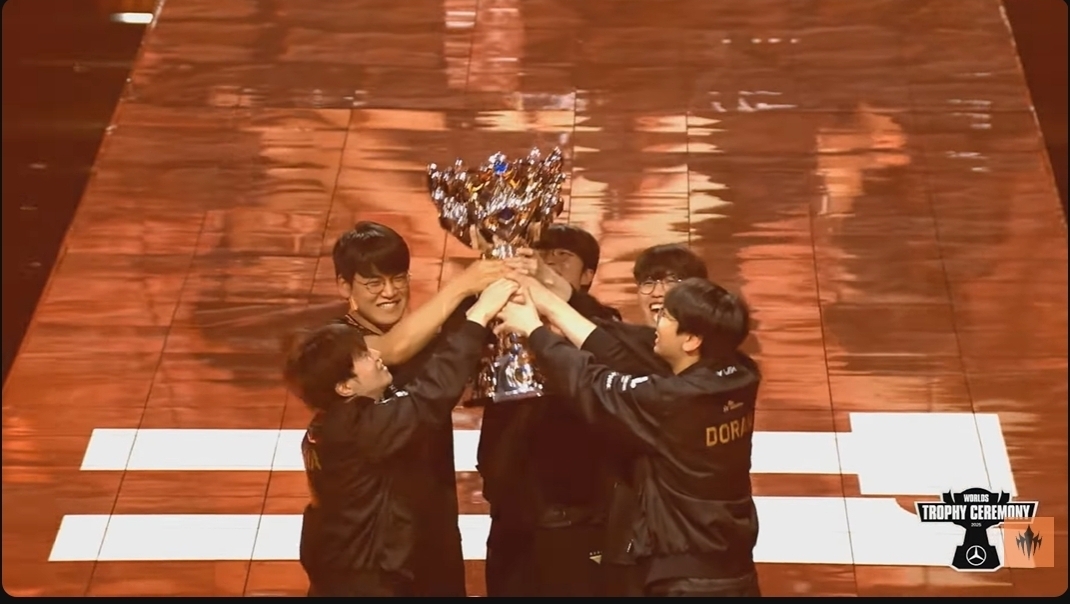 三连霸！《英雄联盟》2025 世界大赛冠军赛 T1 扛住生死局、击败 KT 夺冠