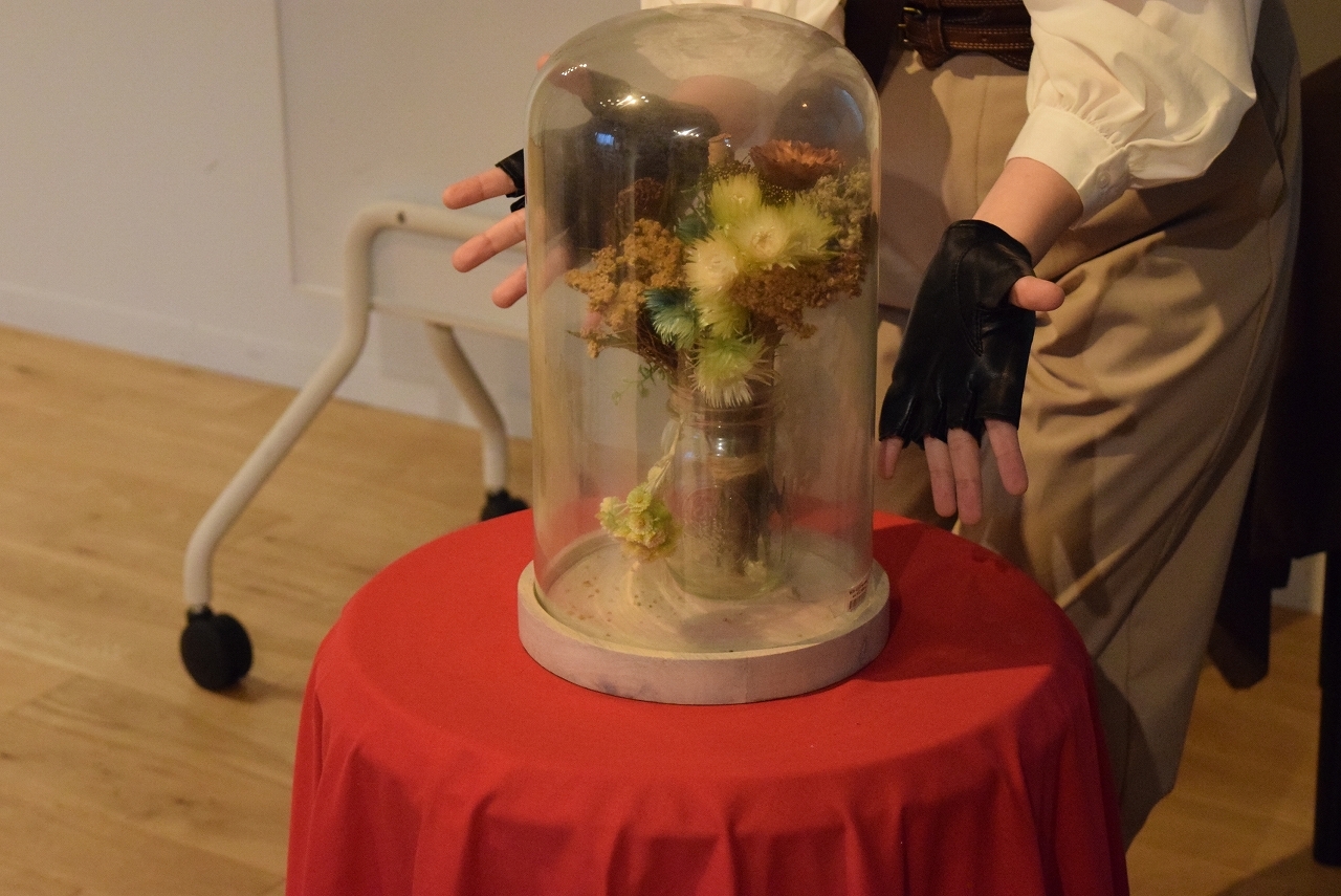 沒有戴上魔法探測器,就不會看到花朵和戒指產生變化 image