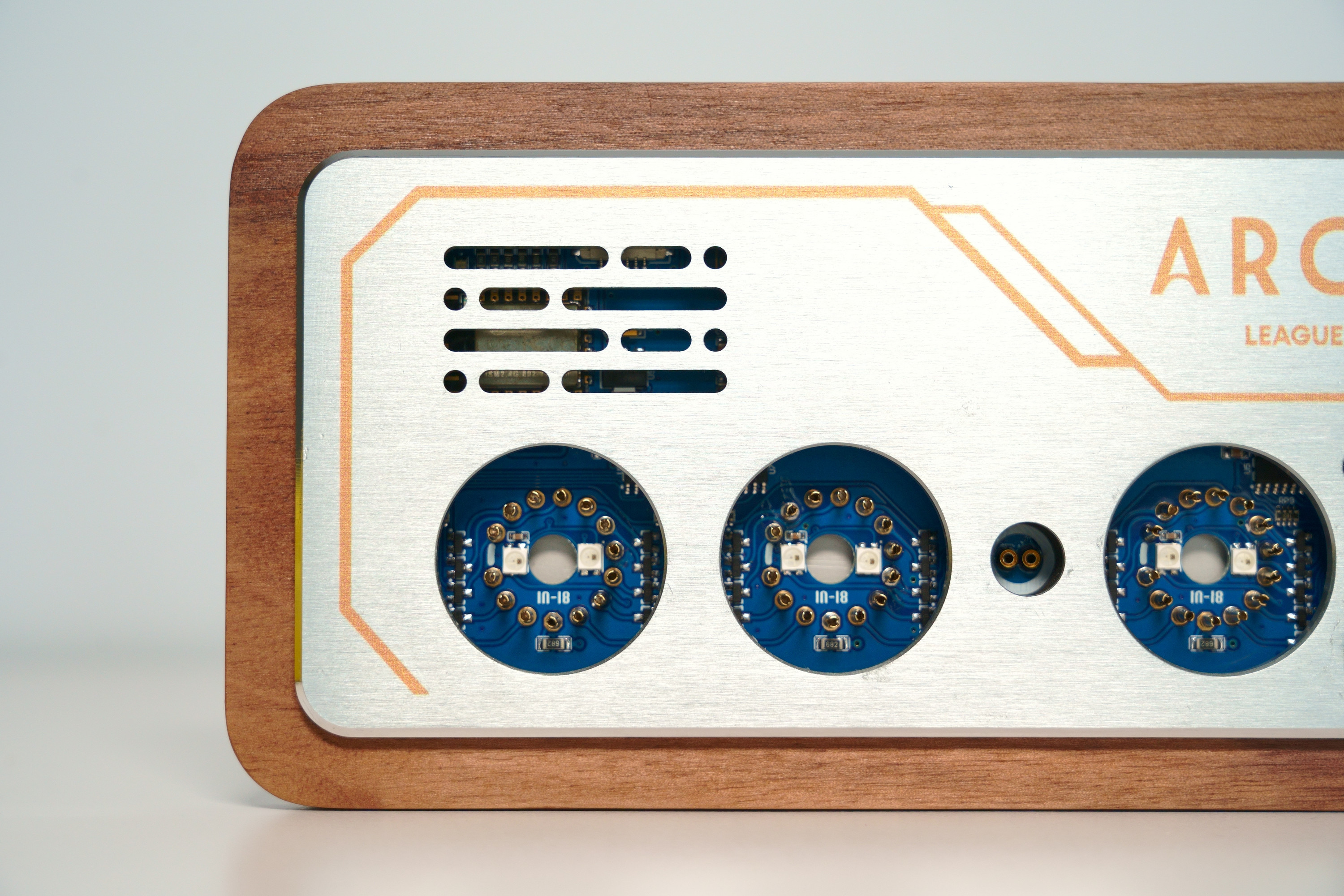 數字真空管透過 14 支接腳來控制 0~9 的數字顯示,甚至還有 Wi-Fi 連線校時的功能,融合了類比與數位科技的要素 image