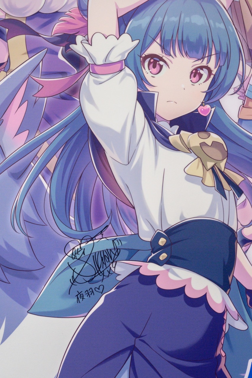 Happinet 攤位前展示著由夜羽聲優小林愛香、梨子聲優逢田梨香子親筆簽名的立牌 image