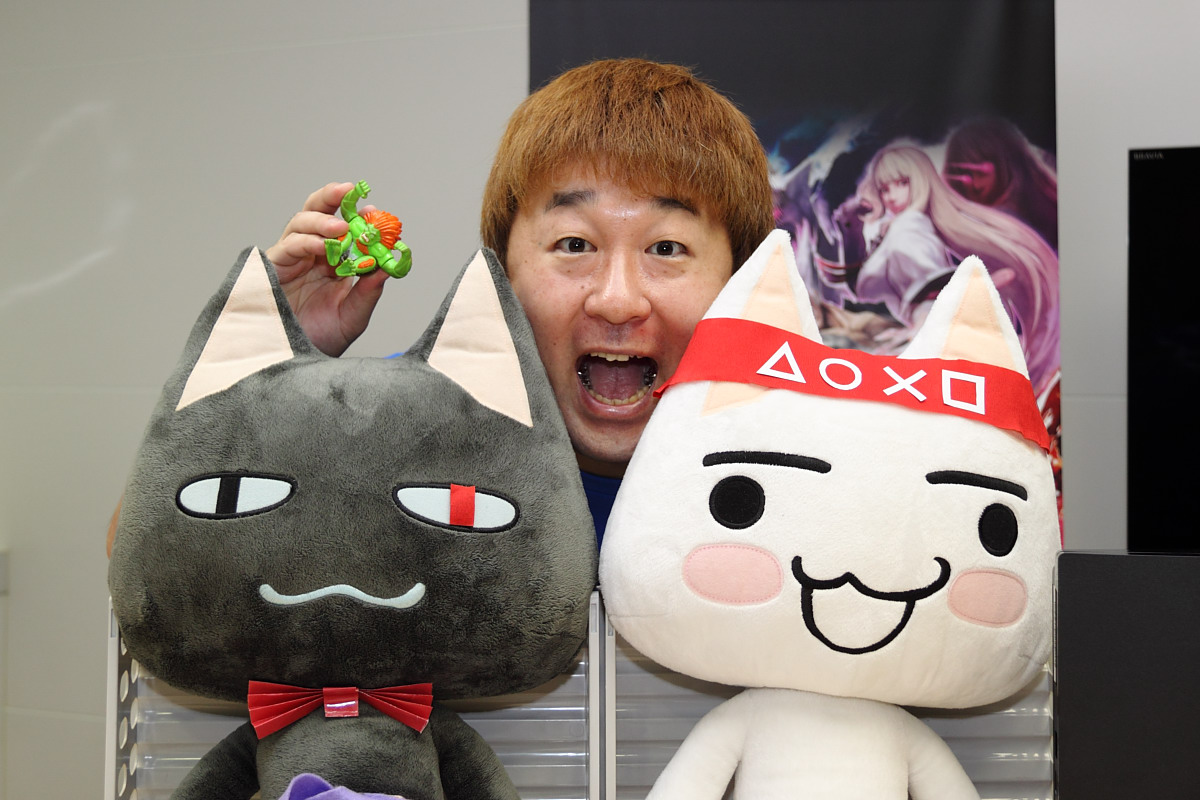 小野義德與多樂黑樂雙貓搭檔合影