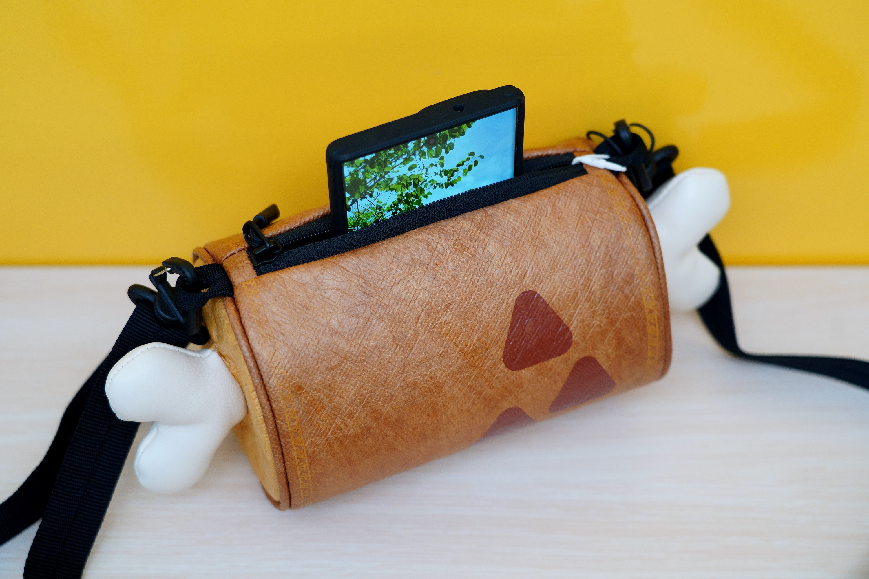 拉鍊開口的寬度是 14 公分左右,編輯自己使用的三星 S23 Ultra 手機太長,沒辦法整個擺進去。不過官方表示 iPhone 14 Pro(非 Max)手機是可以擺進去的,有興趣的玩家可以依此衡量看看 image