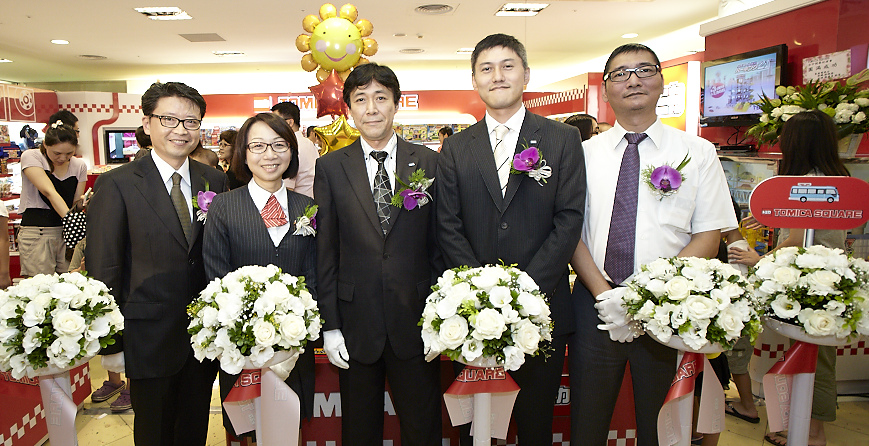 左起新光三越台中中港店副店長趙培宗、店長曹美虹、TAKARATOMY TOMICA事業部總經理上野公久、PLARAIL事業部總經理東宏幸及麗嬰國際副總經理蕭溫柔,一同為TOMICA SQUARE台中店歡慶開幕剪綵