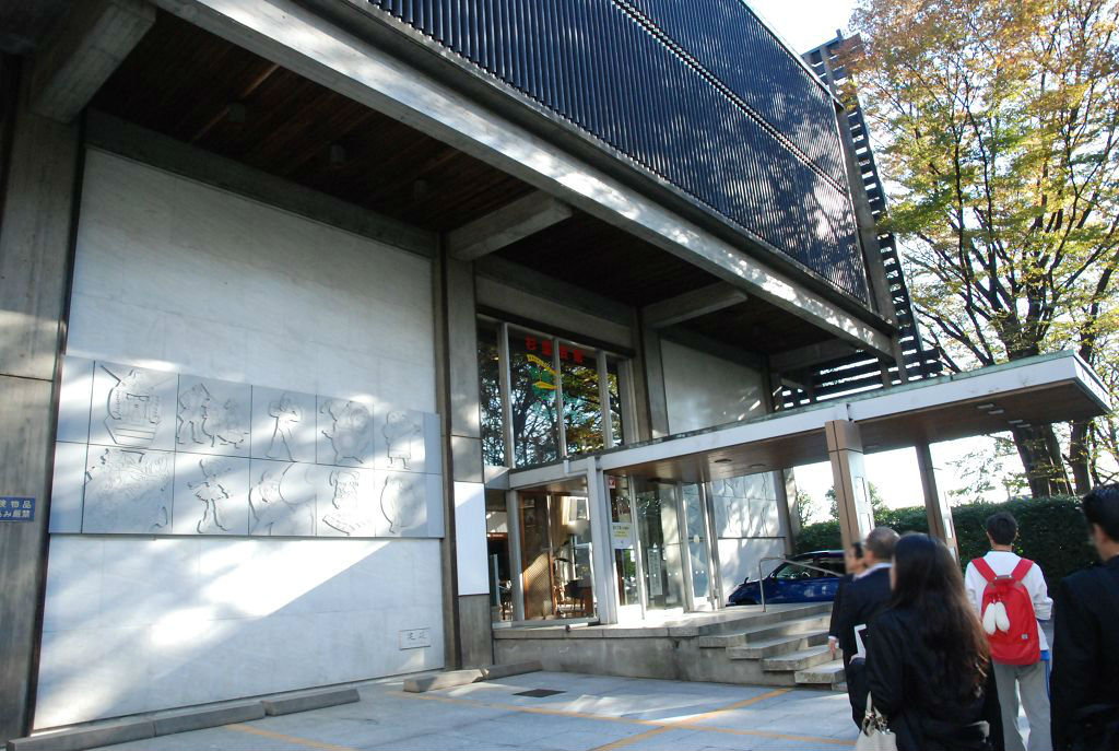 位於郊區的杉並動畫博物館,對面是一座神社