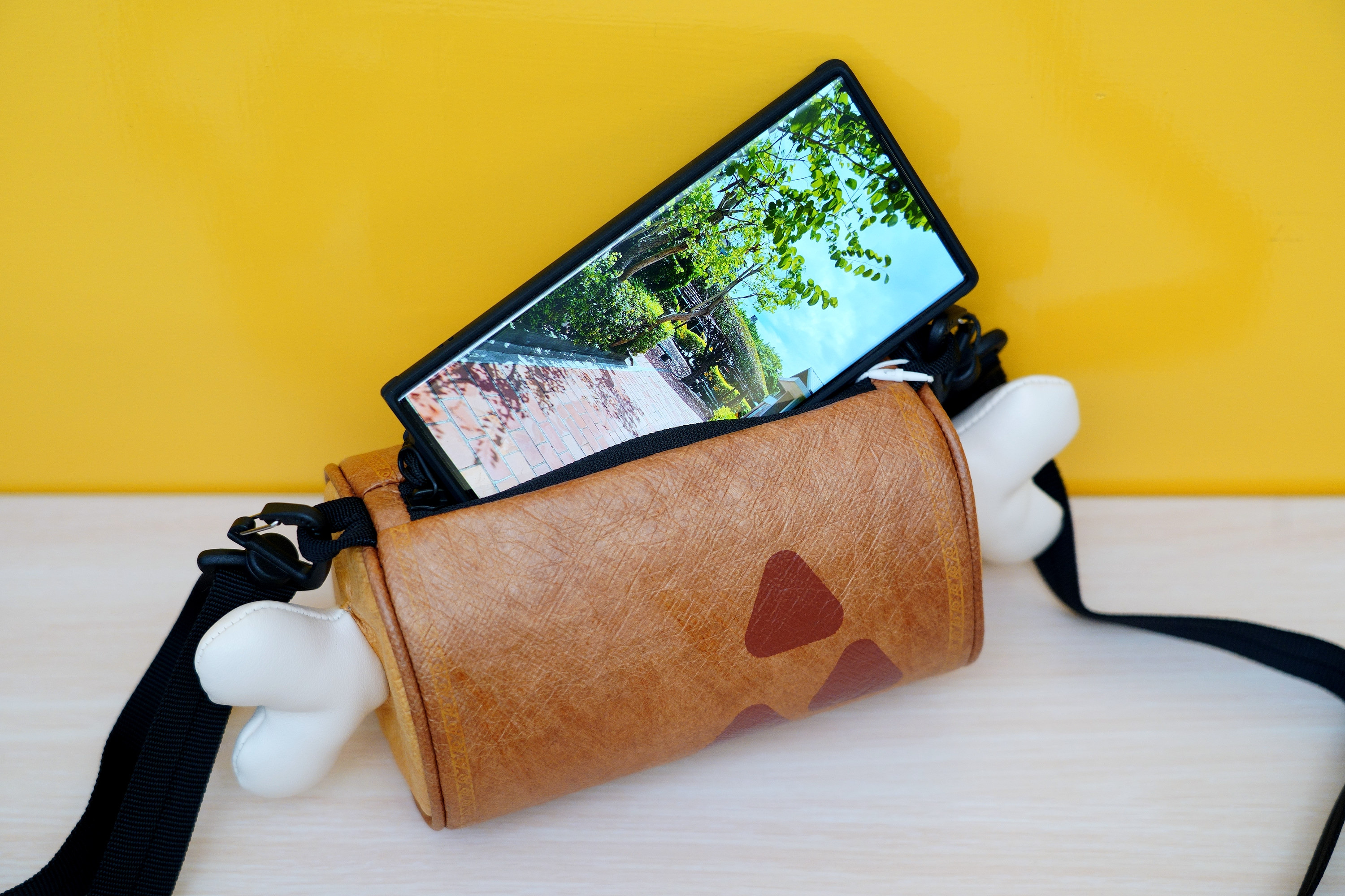 拉鍊開口的寬度是 14 公分左右,編輯自己使用的三星 S23 Ultra 手機太長,沒辦法整個擺進去。不過官方表示 iPhone 14 Pro(非 Max)手機是可以擺進去的,有興趣的玩家可以依此衡量看看 image