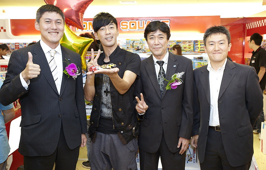 熱愛收藏玩具的黑皮哥哥張善為表示今天有幸一睹世界第一台TOMICA真的無比興奮