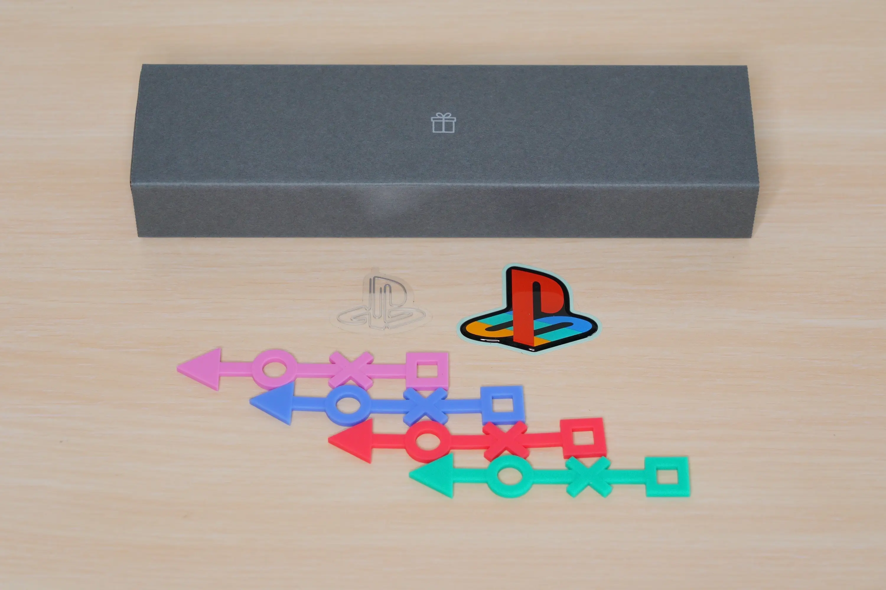 套組裡面還附有特別設計的收藏品,包括 PlayStation 貼紙、迴紋針跟連接線束線帶,還有上面提到的海報跟端子外殼 image