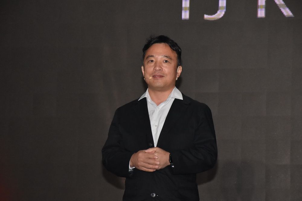 《天堂 M》今日凌晨在台上線瞬間湧入 18 萬人 陳金鋒、聶永真現身為遊戲站台《Lineage M》 - 巴哈姆特