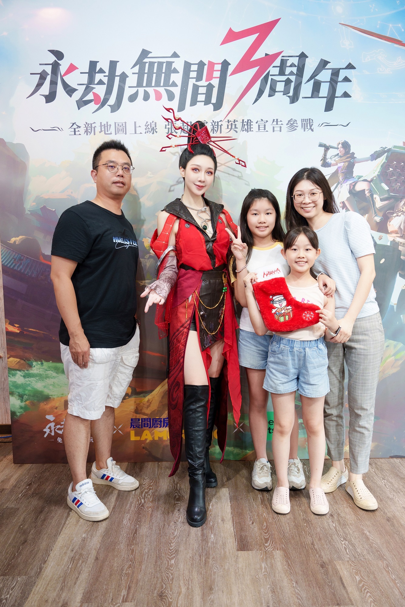 Coser 玄子親自頒發禮物給玩家,現場吸引非常多粉絲,更有全家福一起到場同樂! image