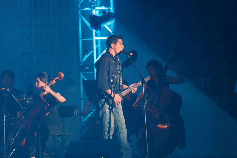 Tommy 親自登場演奏吉他