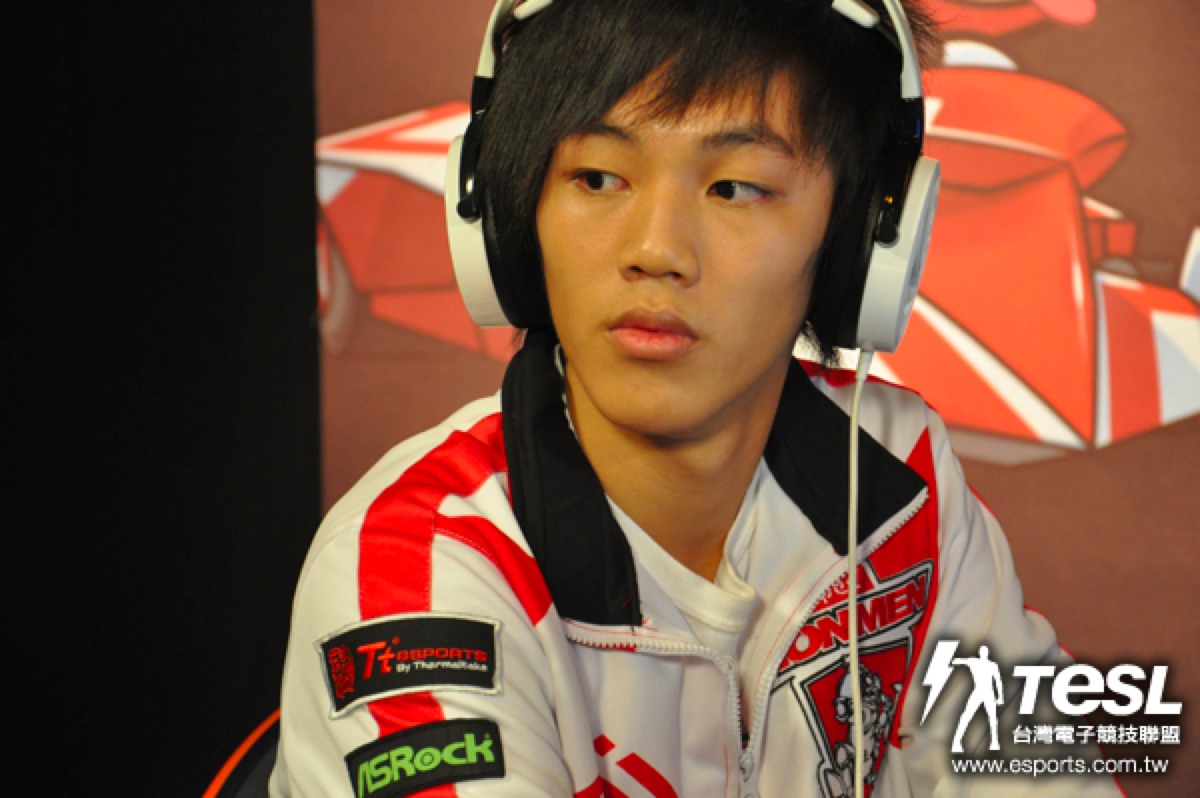 龍(何富維)本周個人賽表現不錯,包括本場比賽擊敗「國王」朔月(徐培森),拿下2連勝