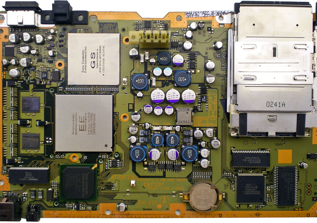 最初的 SCPH-10000 型主機板(左)與最後的 SCPH-90000 型主機板(右)。晶片數量與機板面積大幅縮小,並將 EE、GS 與主記憶體都整合進單一晶片封裝中 image