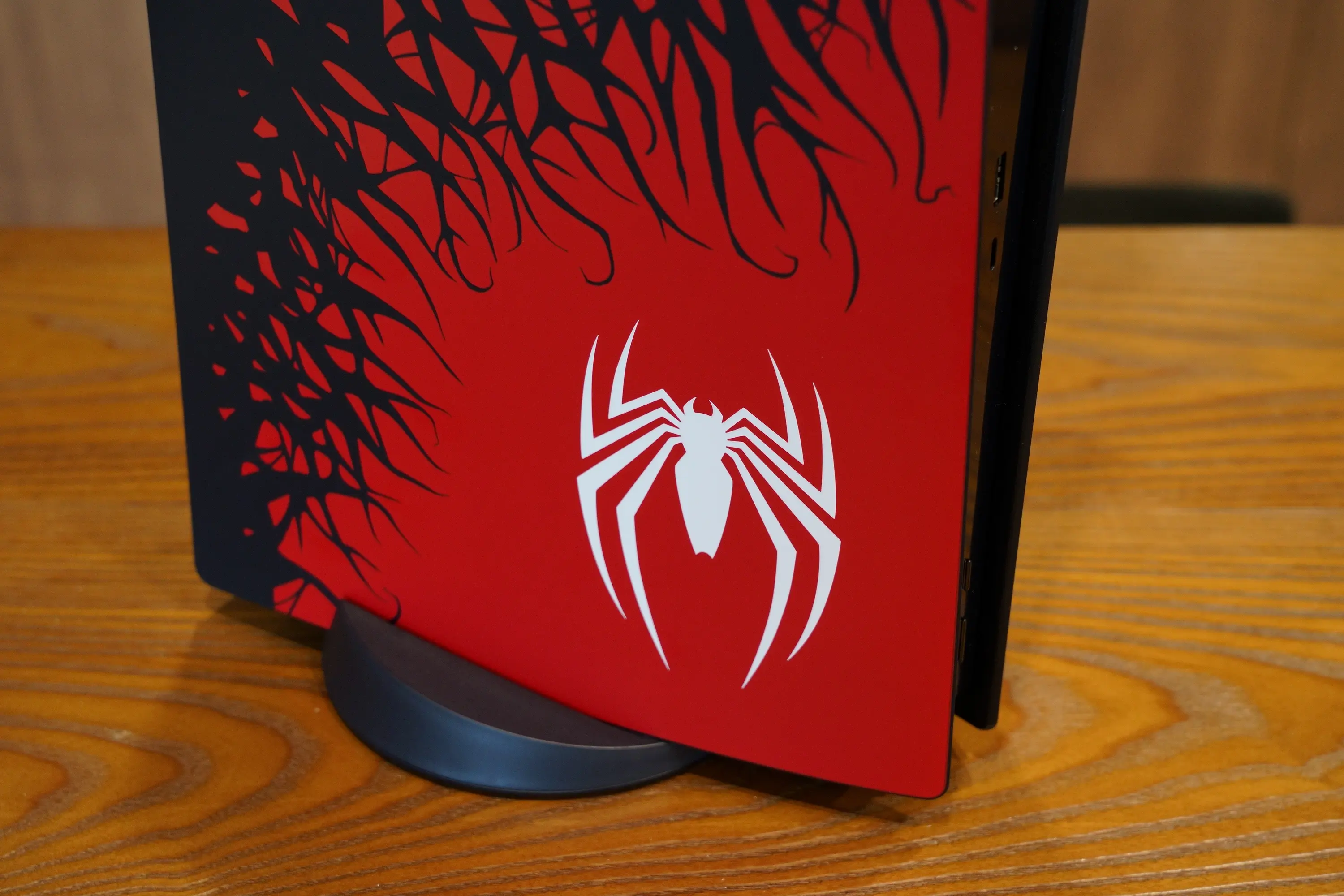 護蓋是採用噴砂霧面的塗裝,比之前推出過的幾款單色護蓋來說,摸起來的手感更 “澀”(不過沒事也不會去摸它啦) image