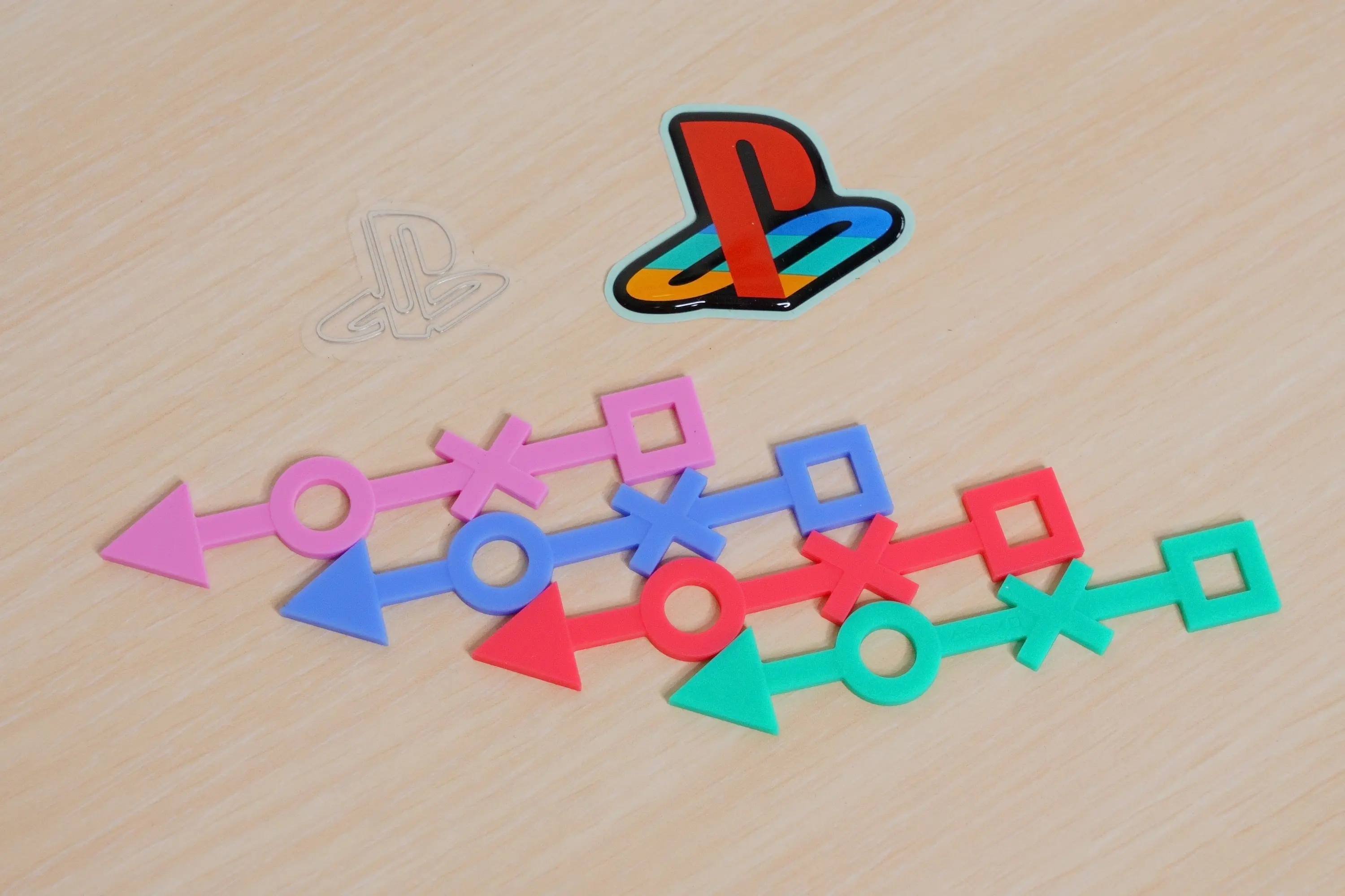 套組裡面還附有特別設計的收藏品,包括 PlayStation 貼紙、迴紋針跟連接線束線帶,還有上面提到的海報跟端子外殼 image