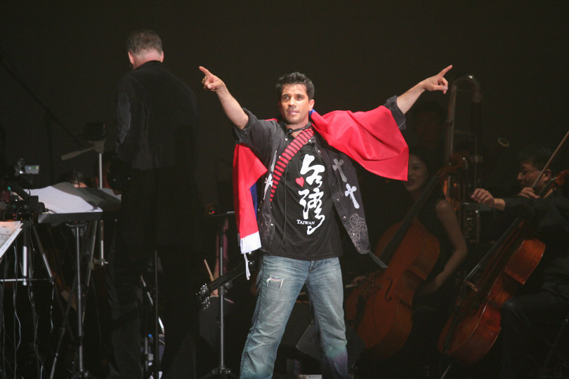 身披國旗登台演出