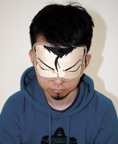 戴起來大概就像這樣吧,我們可以判定這位工作人員不敬業,因為他鬍子留錯了!(喂)