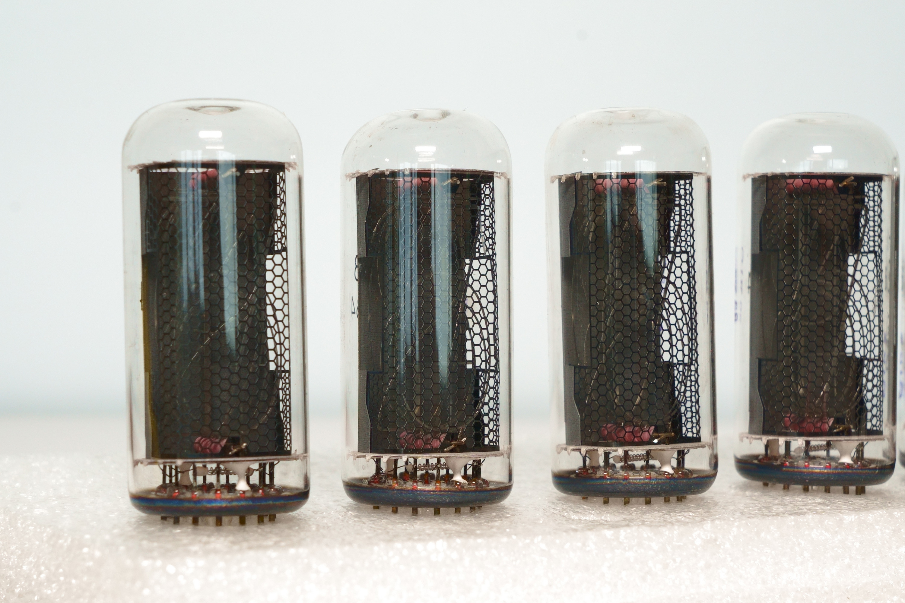 貨真價實的數字真空管,不是坊間常見的 LED 仿製品,而是 CCCP(前蘇聯)製的正港真空管。根據計時鐘包裝內的說明,這些真空管是全球僅存數千個的稀有絕版品 image