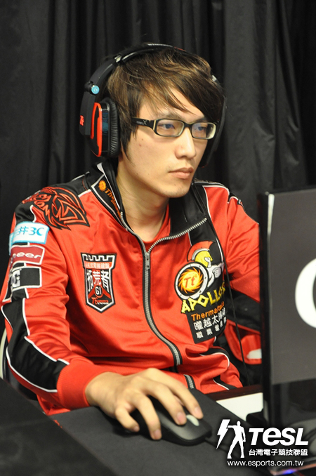 「人皇」Ball(詹鎮宇)精彩的散兵,將Fly(陳可偉)毒爆蟲攻勢的傷害降到最小