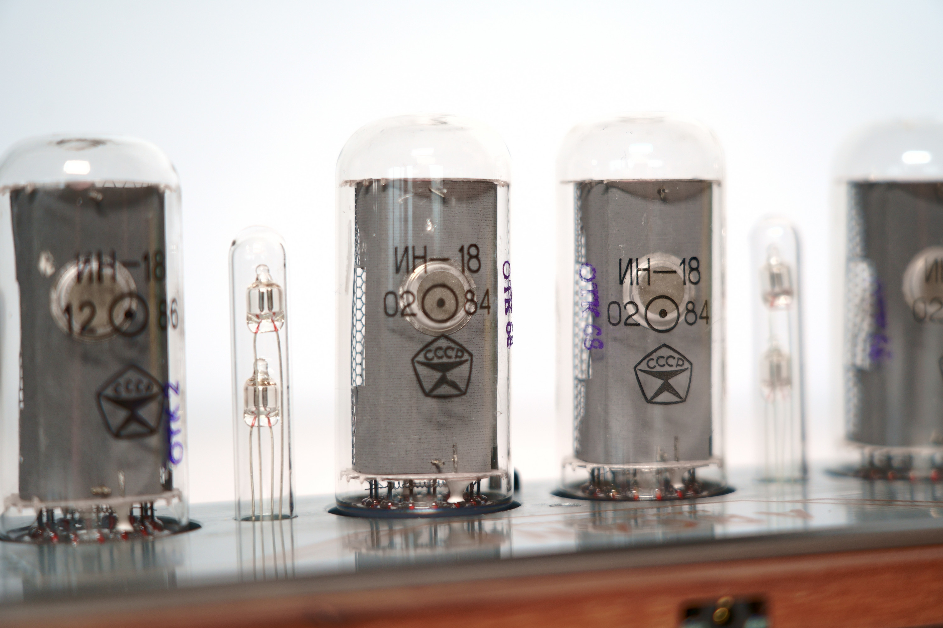 貨真價實的數字真空管,不是坊間常見的 LED 仿製品,而是 CCCP(前蘇聯)製的正港真空管。根據計時鐘包裝內的說明,這些真空管是全球僅存數千個的稀有絕版品 image