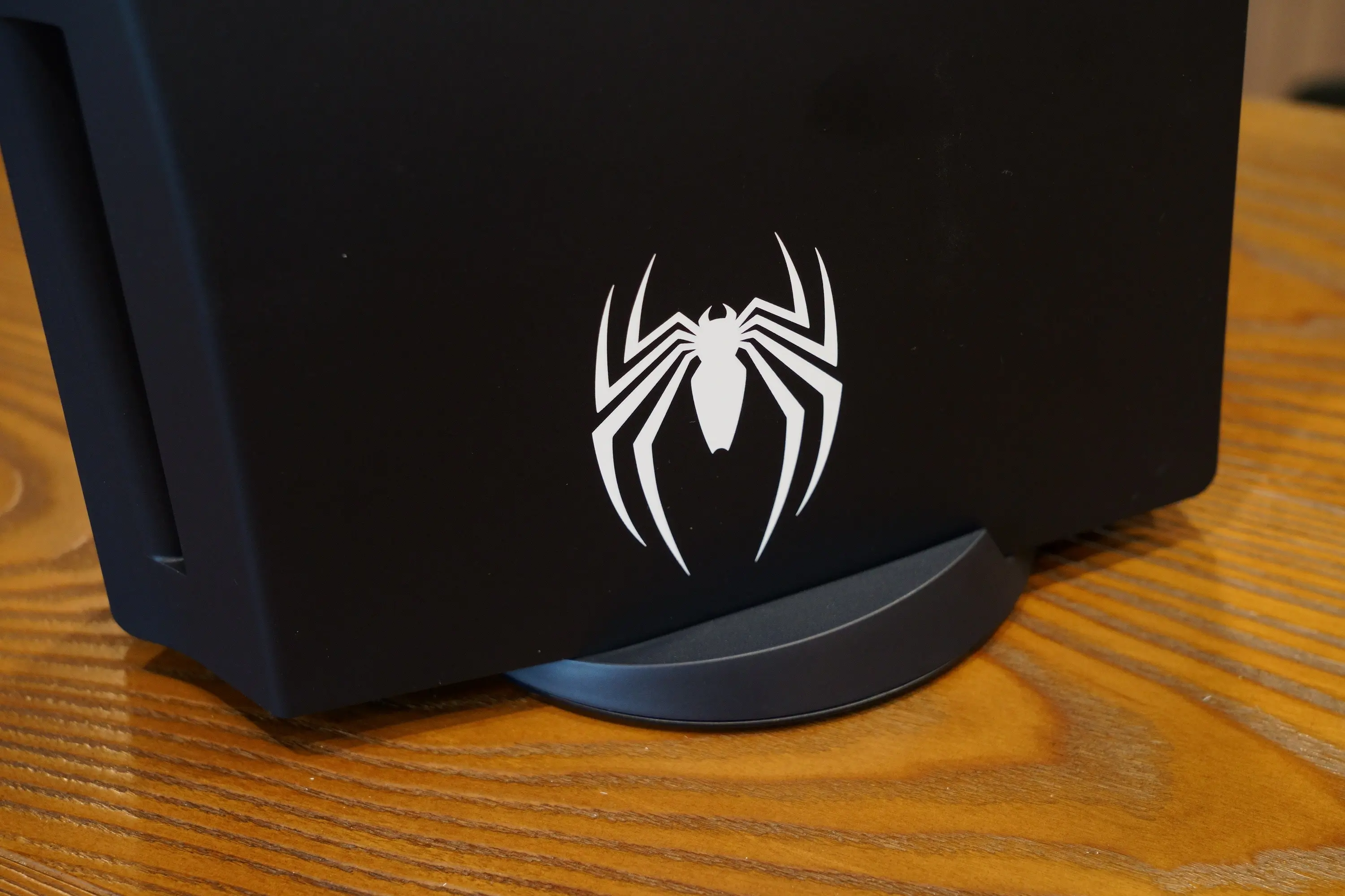 護蓋是採用噴砂霧面的塗裝,比之前推出過的幾款單色護蓋來說,摸起來的手感更 “澀”(不過沒事也不會去摸它啦) image