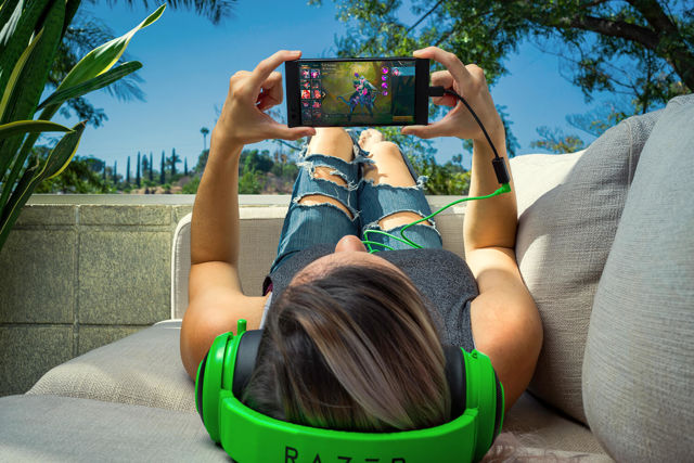 Razer 推出新產品 Razer Phone 瞄準手機遊戲重度玩家