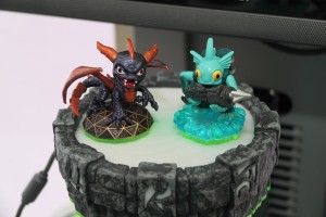 使用特殊的角色公仔與感應盤來遊玩