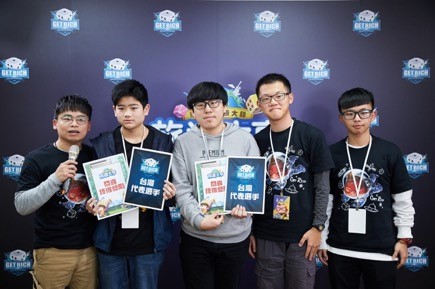 2 位优胜者将正式代表Taiwan前进印尼参加决赛,分别是刘宏哲(左 2),与左 3 的刘忠浩(中)