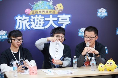 由玩家们喜爱的阿松担任主持人,搭配两位专业赛评(J.D 与小 N)