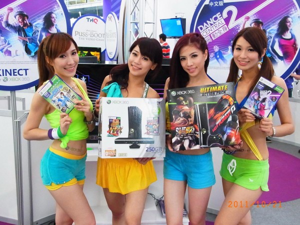 請來青春洋溢的展場女孩吸引參觀者目光