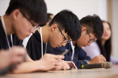 比赛好激烈啊,在直播留言七嘴八舌的同时,现场选手可是压力爆表,一步都不能失误啊