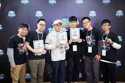 战绩也很棒的三位优胜者,分别是追逐海岸盃第一名李钧伟(左 2)、第二名张智超(左 1)与第三名黄伟(左 3)