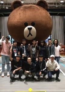 第一次在 LINE 办公室举办实体比赛,大家跟熊大一起合影留下珍贵纪念吧!