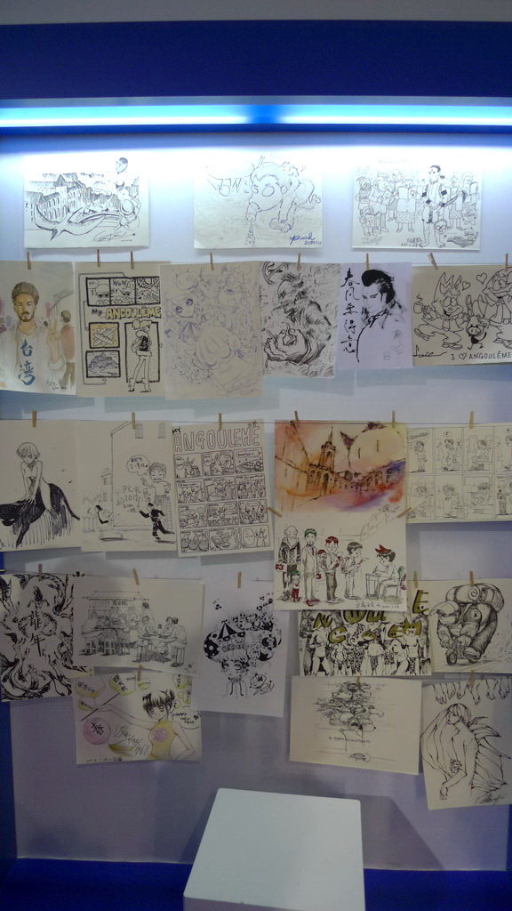 作品展示牆掛滿現場創作作品