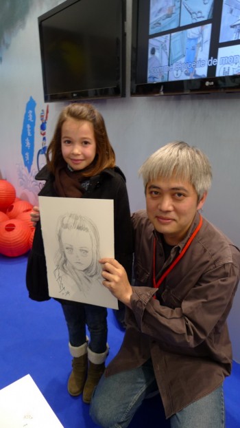 常勝主動為小女孩畫肖像畫