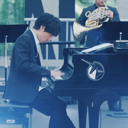 泽野弘之于横滨钢弹立像前演奏《钢弹 UC》组曲 官方