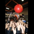 億泰利開幕儀式大大紅汽球內含虛寶、現金，台下搶成一團