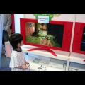 聚精會神遊玩《忍者龜》的小小玩家