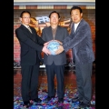 紅心辣椒總經理陳瑤恬(左起)、董事長鄧阿華和 JCE 副總白一勝為上市揭幕