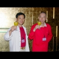 上海征途網絡董事長史玉柱和雷爵總經理張厥猷(左)共同舉杯慶祝