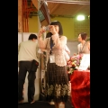 一登台就開心的為台下粉絲們拍照留念的高田明美