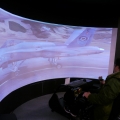 展場攤位也以大畫面讓玩家體驗飛行模擬的感受