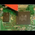 左為 SRAM，右為微處理器核心晶片