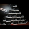 現場以 SAMPLE 產品紙盒堆成金字塔