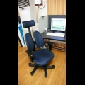 選手訓練時的人體工學椅與電腦配備