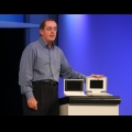 歐德寧展示兩台電腦。他手中為已量產的classmate PC；另一台為華碩的EeePC。