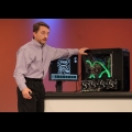 Patrick Gelsinger展示雙路四核心處理器的頂級電玩專用電腦系統，代號Skulltrail。