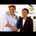 遊戲橘子執行長劉柏園(左)、NCsoft 執行長金澤辰「快樂」轉移股權