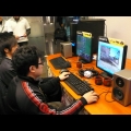 玩家用 GK-K8000 示範玩《CS》、《魔獸爭霸 3》