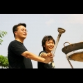 陳威光(左)和林子良(右)點燃聖火